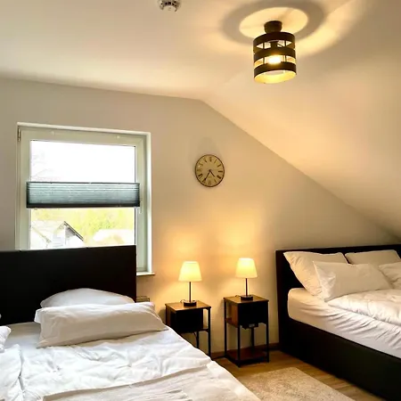 Gemuetliche Balkon-oase Mit Blick Auf Skywalk