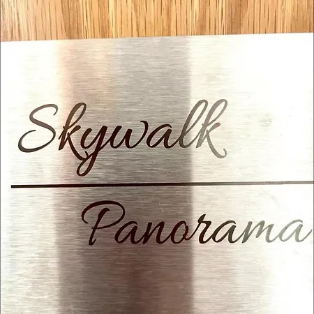 Gemuetliche Balkon-oase Mit Blick Auf Skywalk